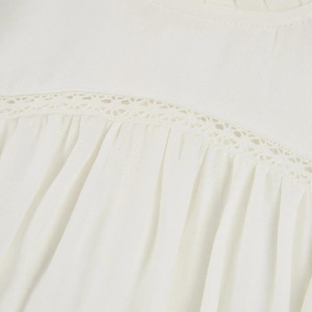 Blusa blanca con encaje y cuello fruncido 3/4