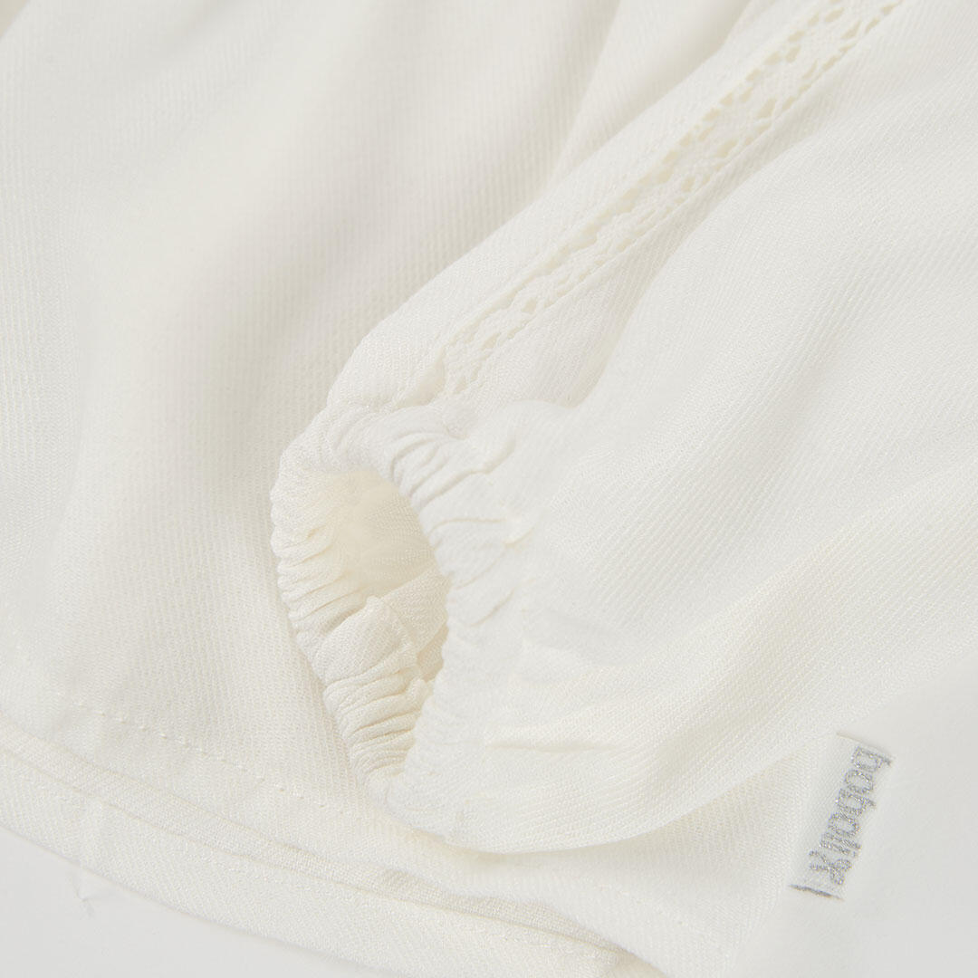 Blusa blanca con encaje y cuello fruncido 4/4