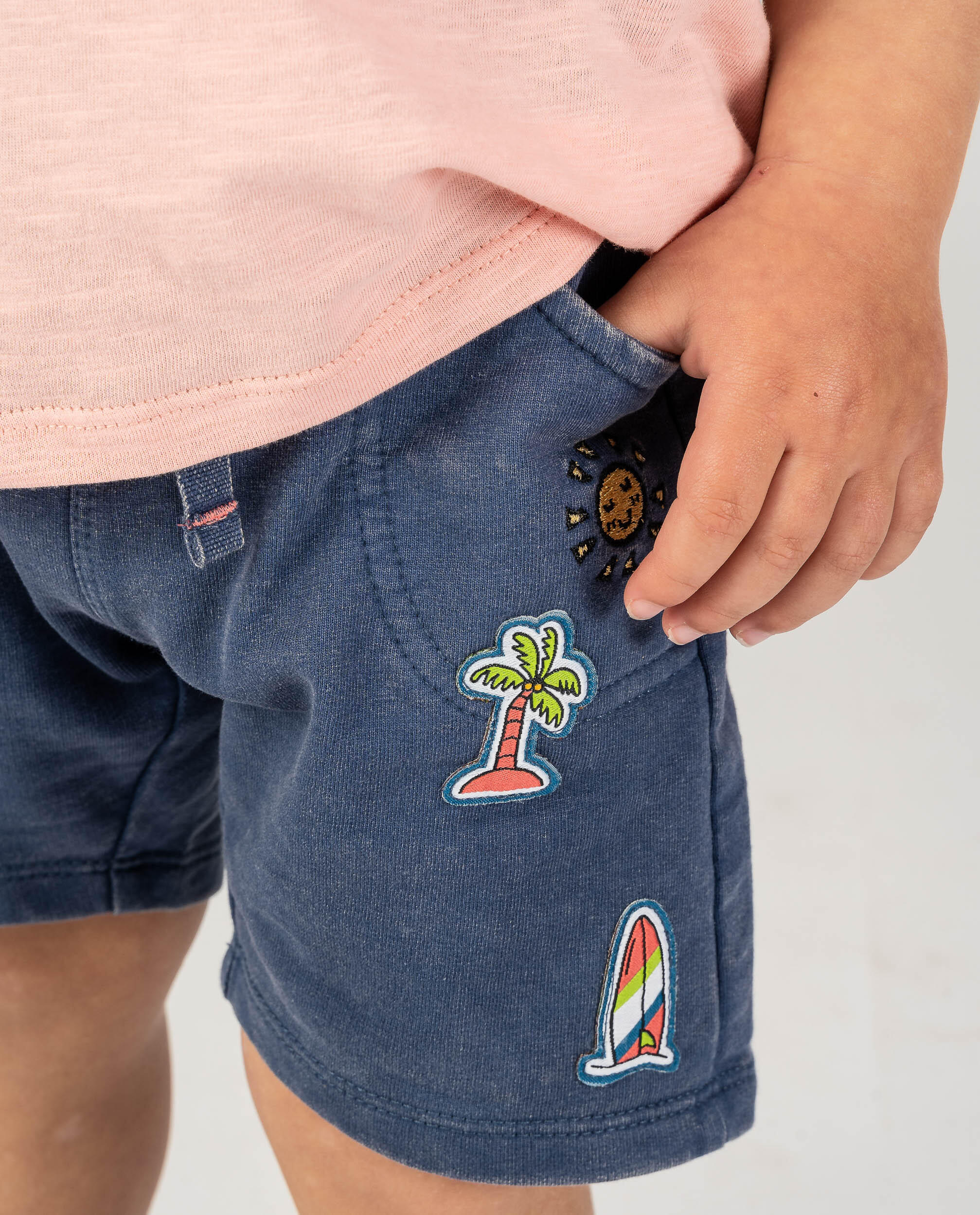Bermuda infantil azul con parches tropicales 3/5