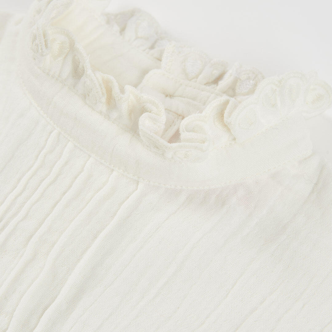 Blusa muselina blanca con volantes y cuello fruncido 3/4