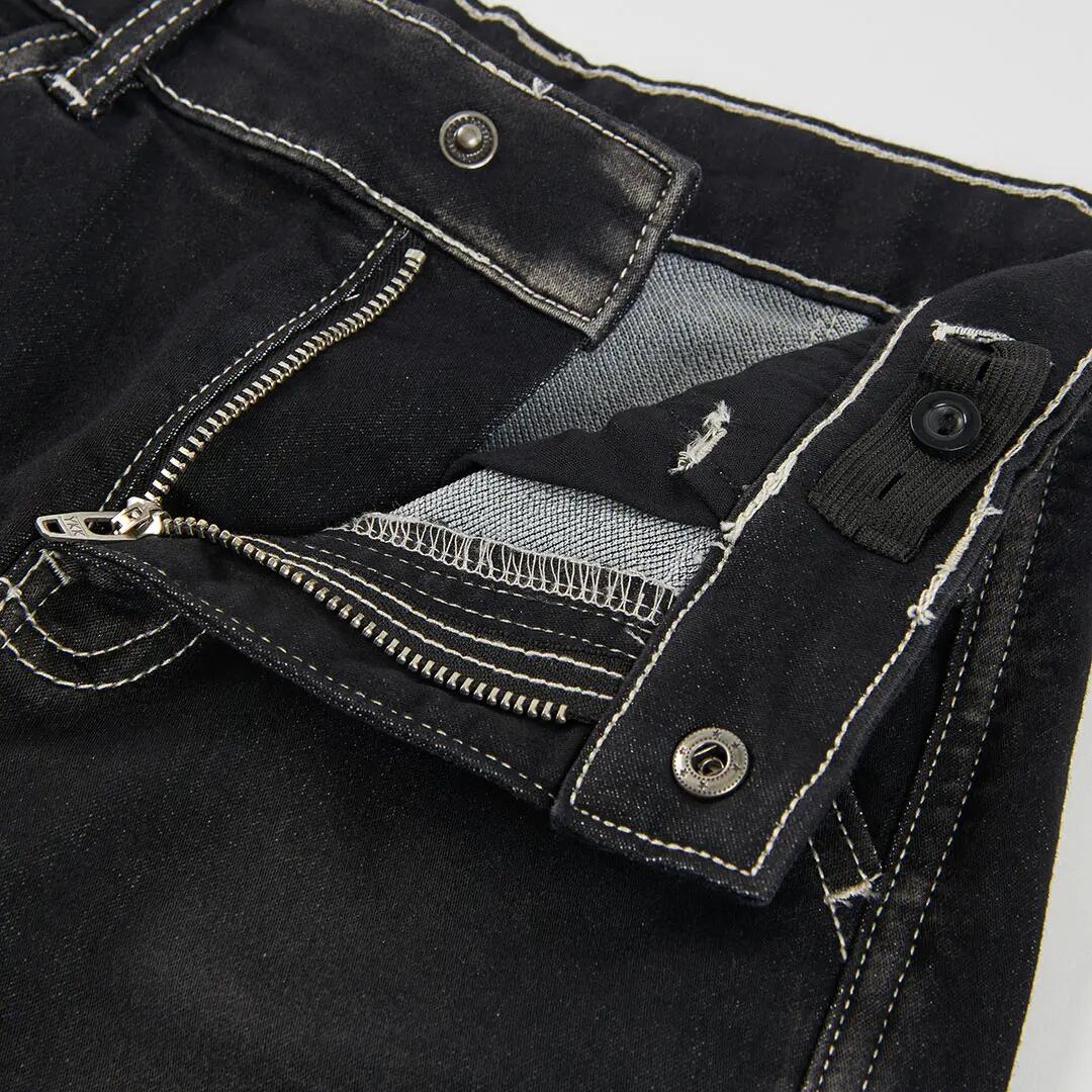 Pantalón denim niño negro con costuras blancas 3/4