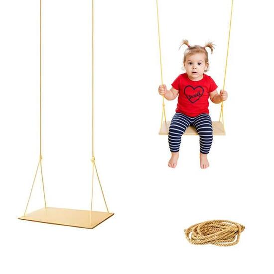 Houten piramideschommel voor kinderen in de tuin