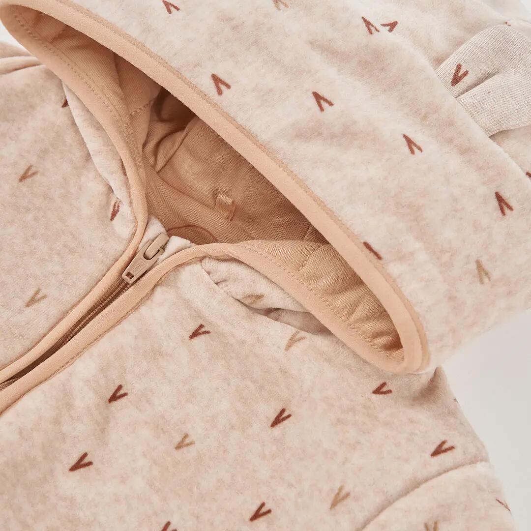 Pelele bebé beige estampado con capucha 3/4