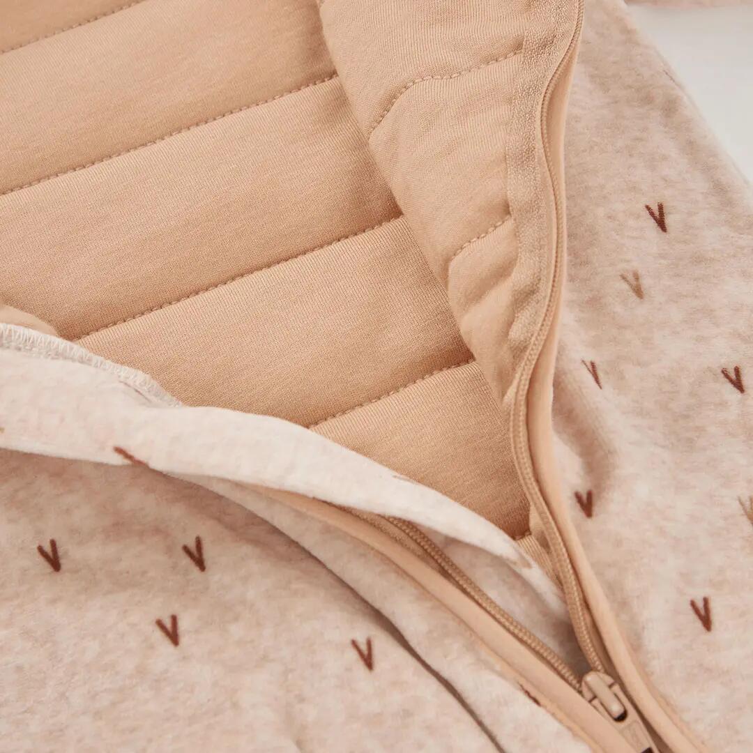 Pelele bebé beige estampado con capucha 4/4