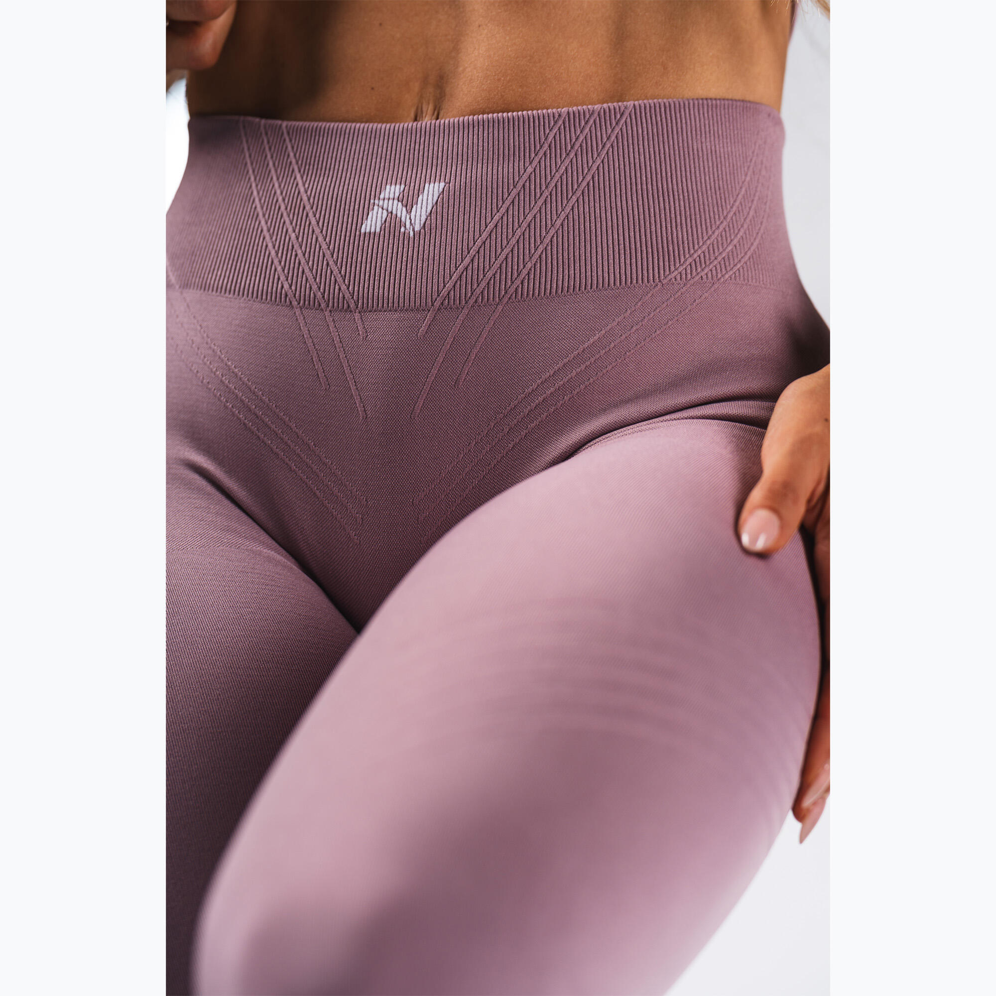 Legginsy treningowe damskie NEBBIA Flow Seamless Maximum Push-Up 5/7
