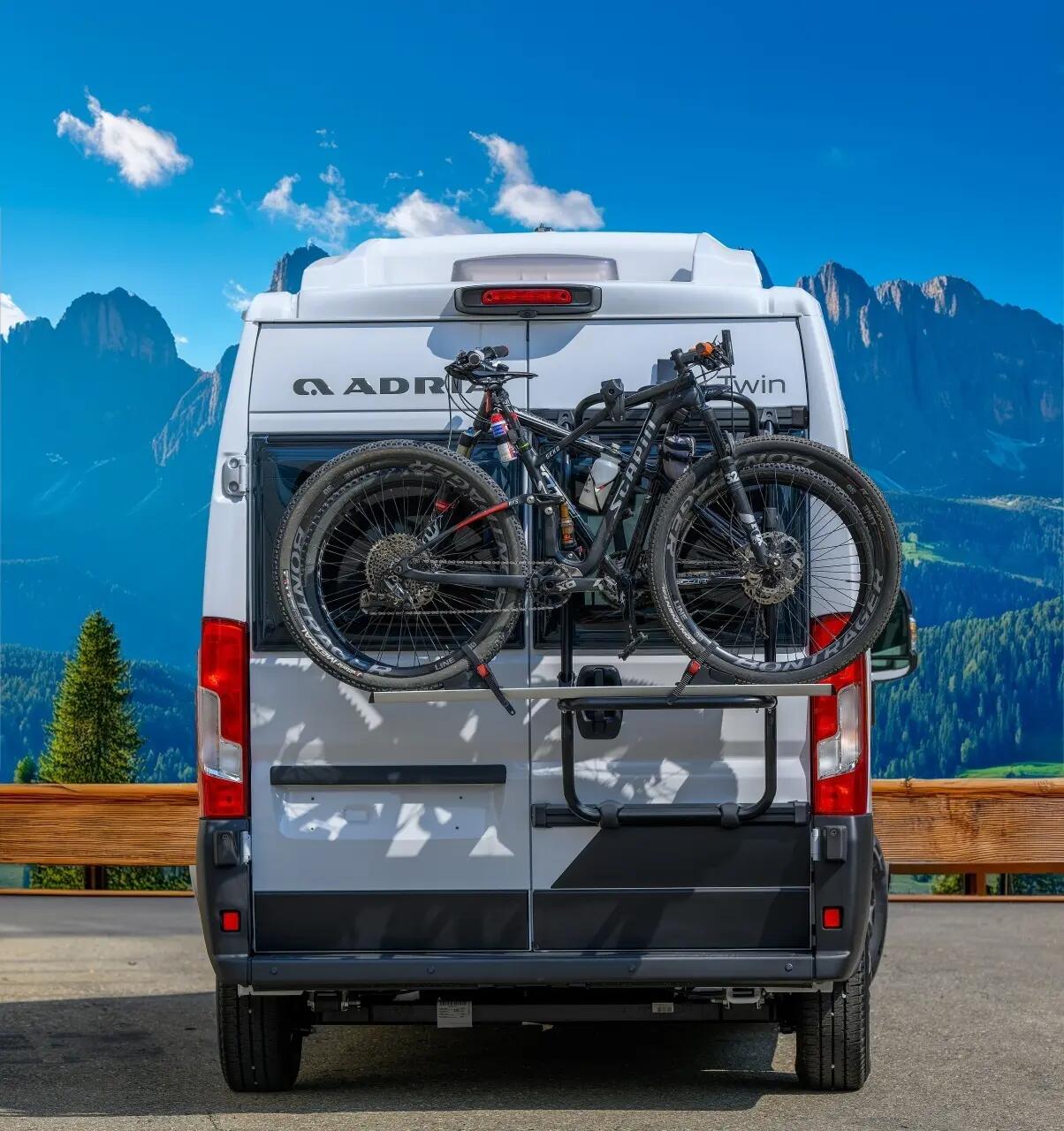 Hátsó ajtóra Menabo Tremont B ehhez: Mercedes-Benz Sprinter 907/910 2018+ (H2) 7/7