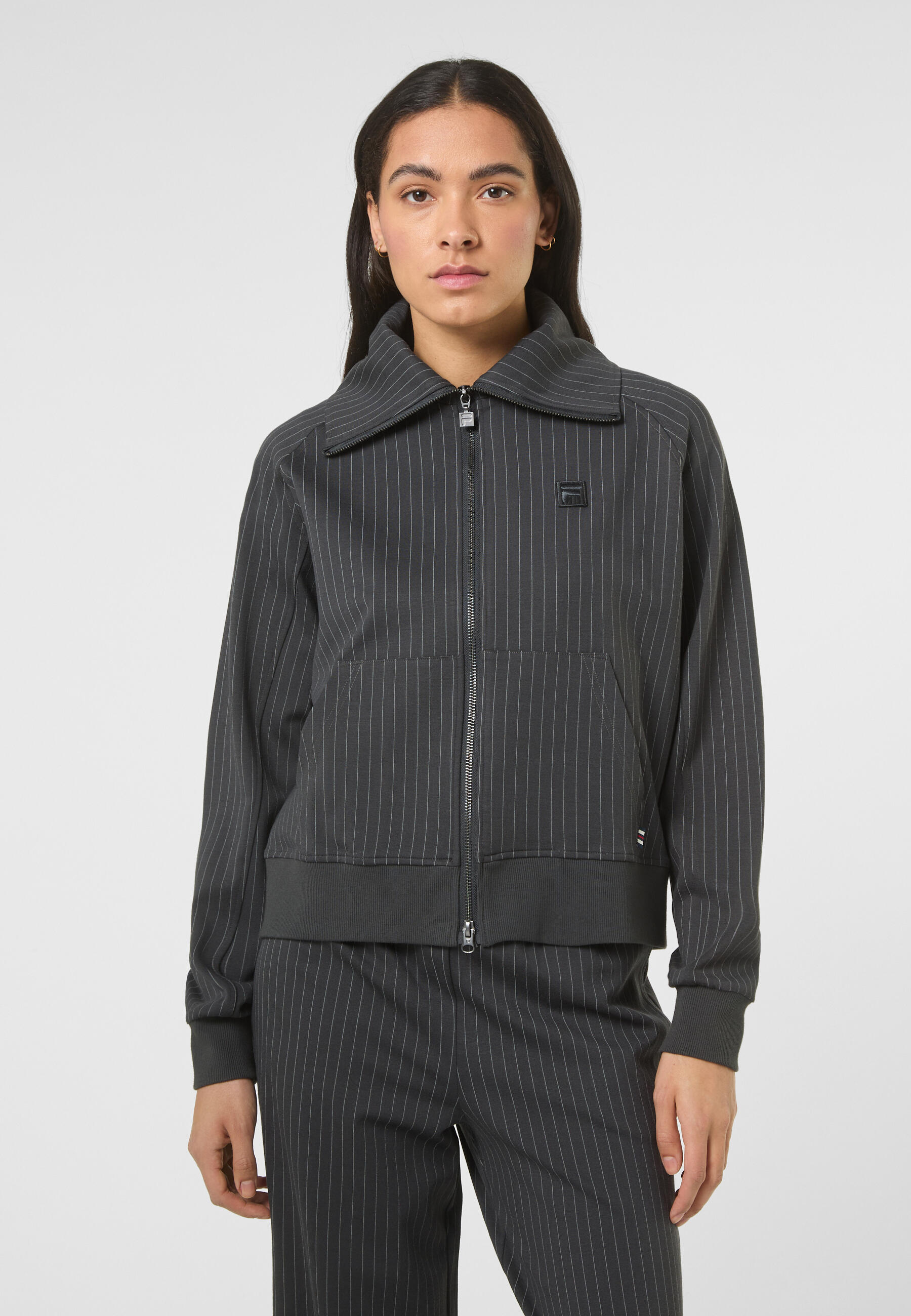 FILA Apparel BELLARIVA Relaxed-Jacke mit Nadelstreifen und hohem Kragen 1/7