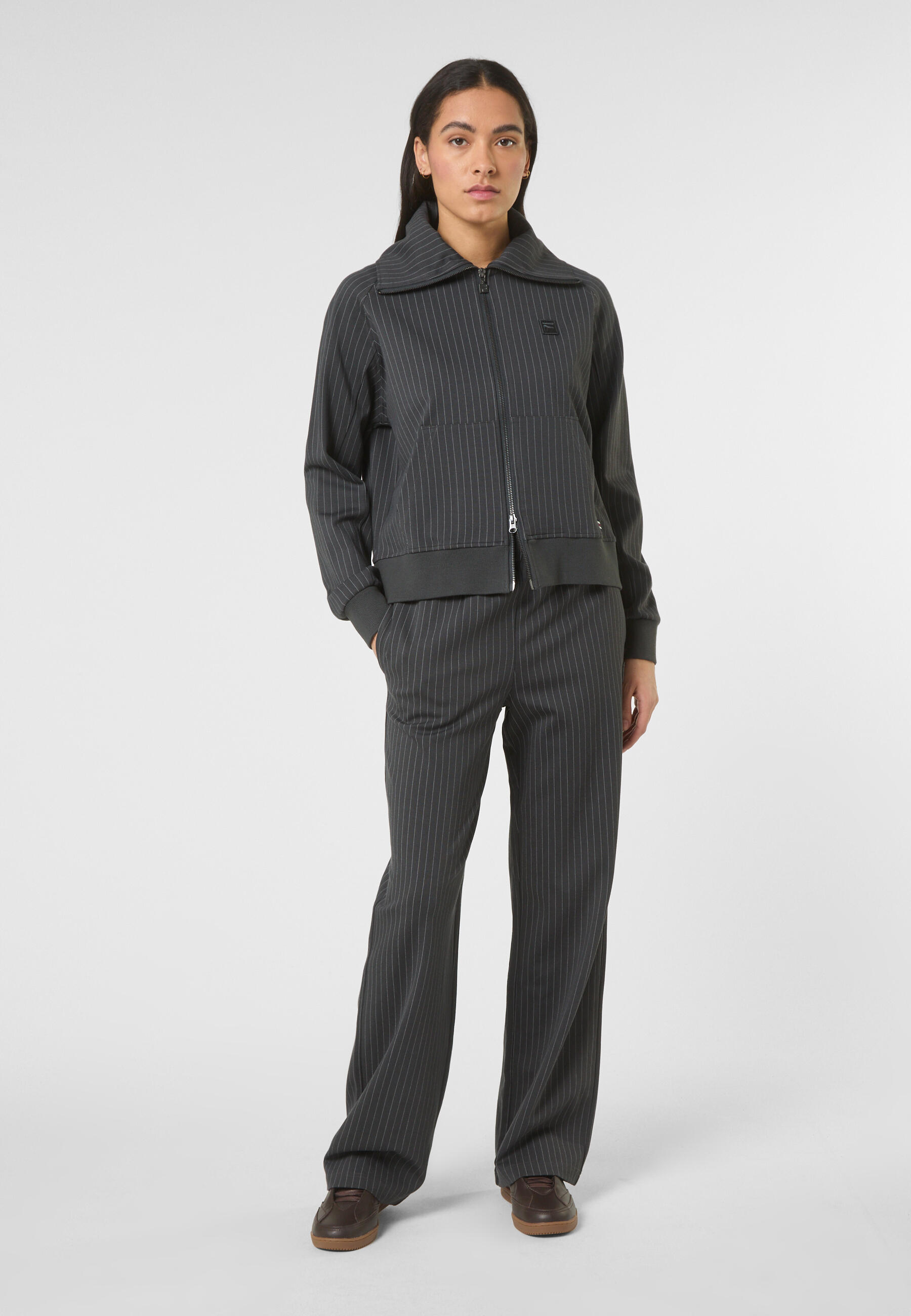 FILA Apparel BELLARIVA Relaxed-Jacke mit Nadelstreifen und hohem Kragen 3/7