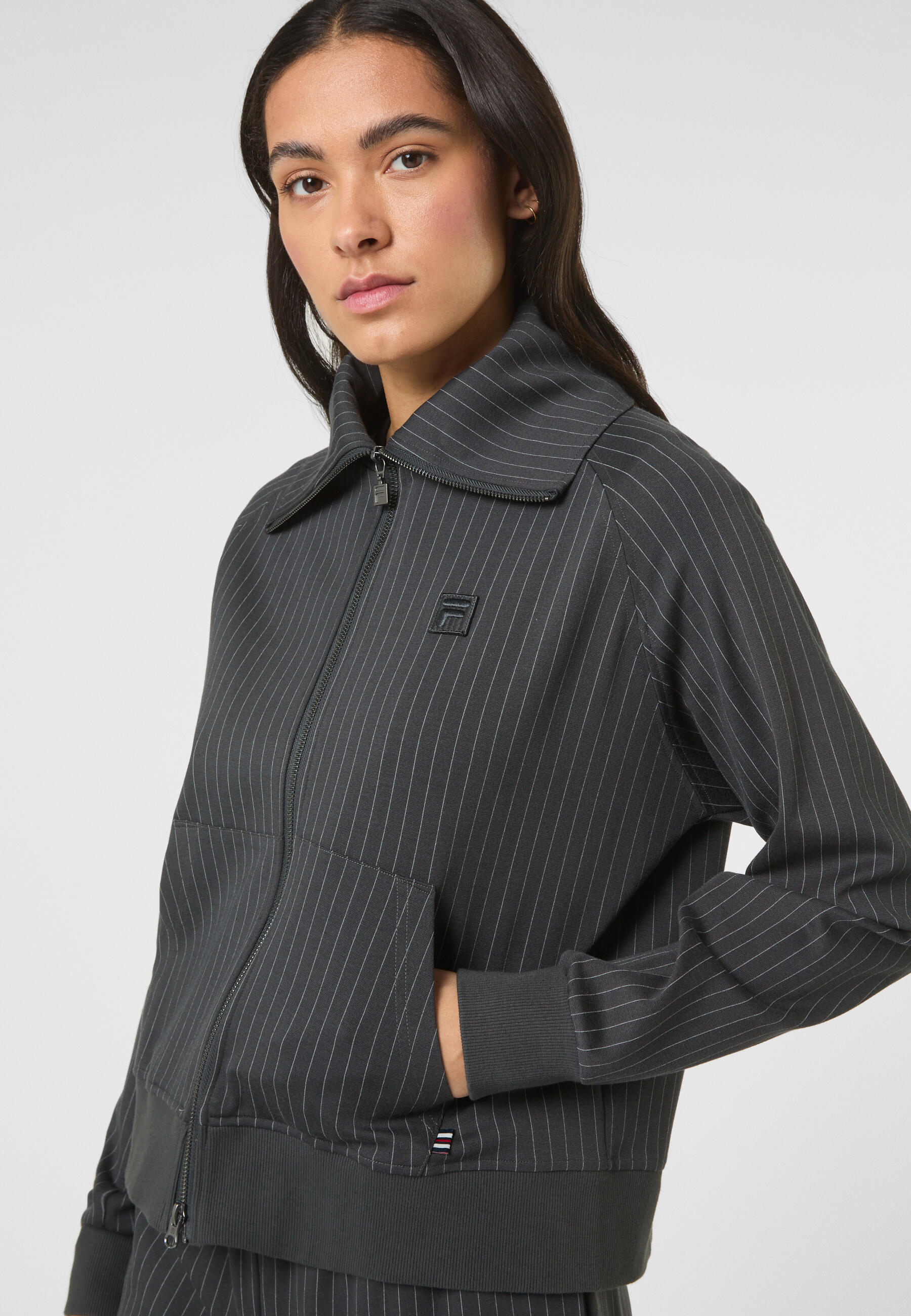 FILA Apparel BELLARIVA Relaxed-Jacke mit Nadelstreifen und hohem Kragen 4/7