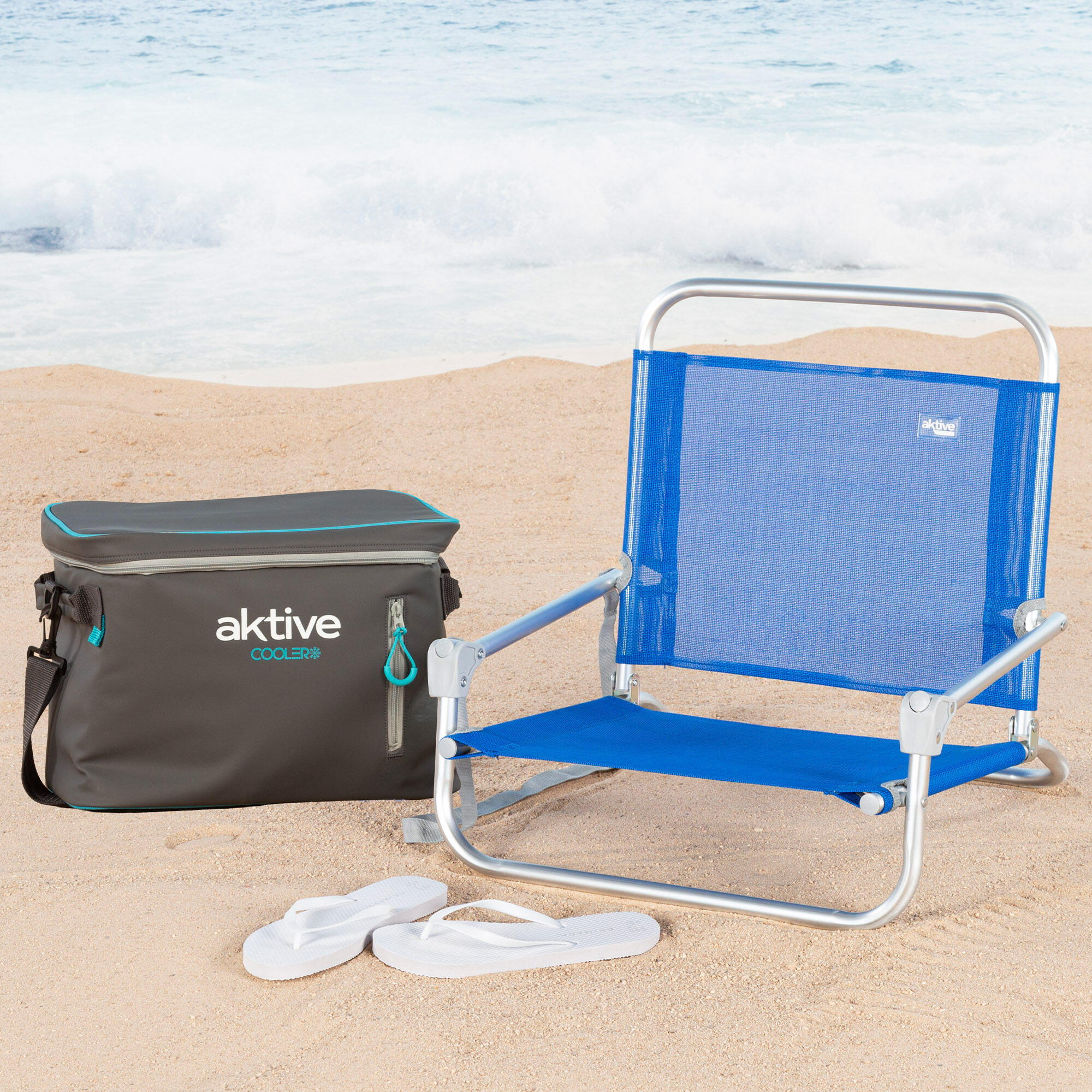 Conjunto com 2 cadeiras de praia azuis, guarda-sol azul e caixa térmica flexível 2/7