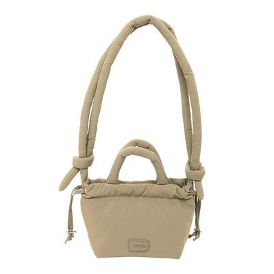 Zaino imbottito Moos per adulti con chiusura magnetica colore beige.