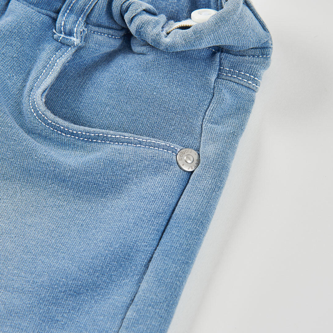 Pantalón corto de felpa en color denim bleach para niña 3/4
