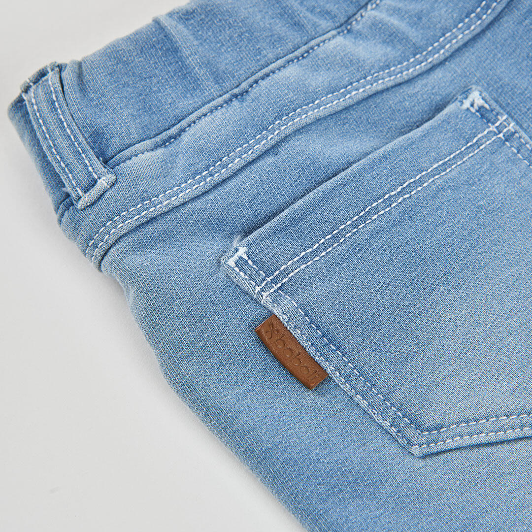 Pantalón corto de felpa en color denim bleach para niña 4/4