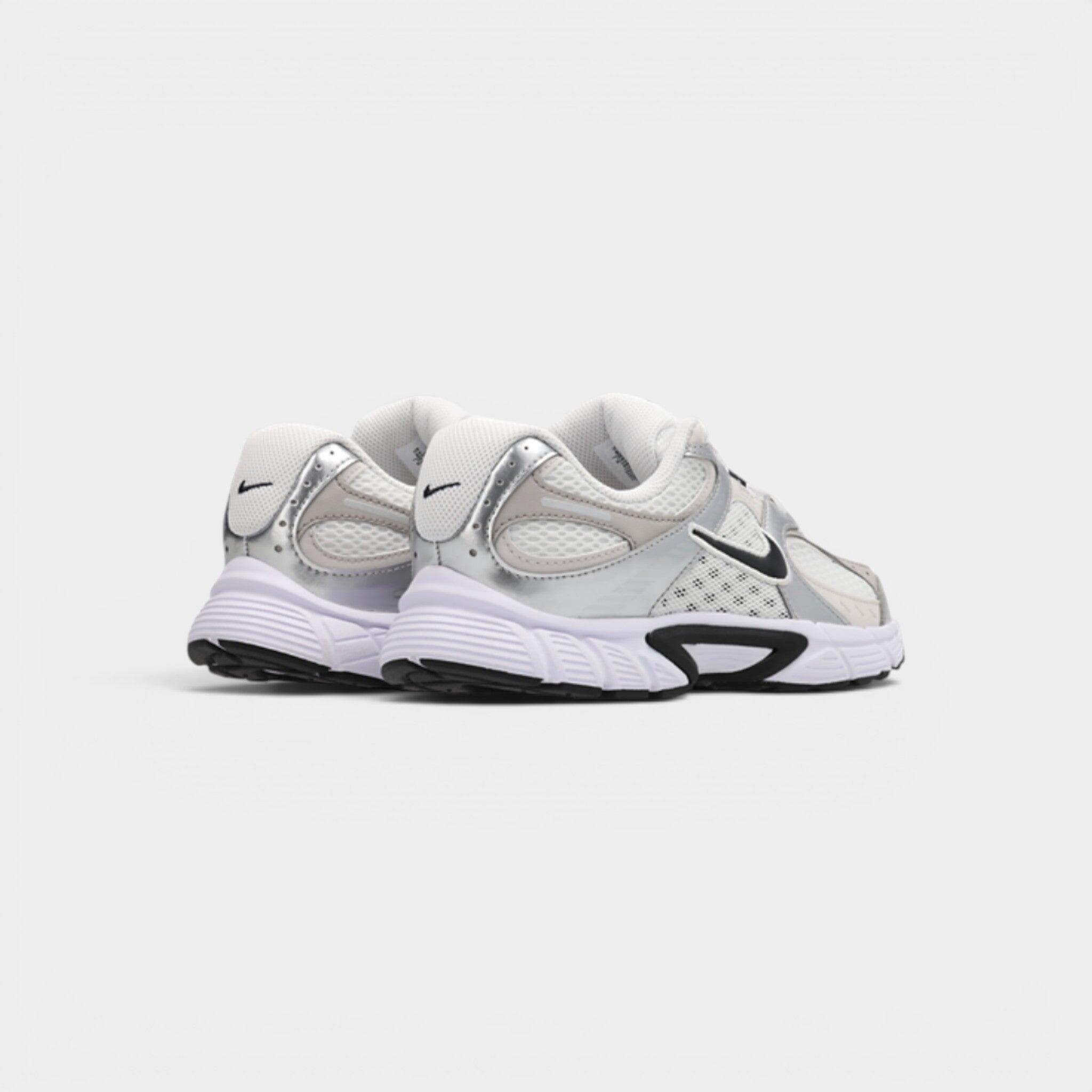 Nike V5 RNR White Vast Grey College Grey Black 3/3