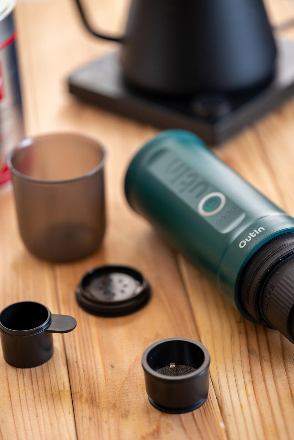 Kit OutIn Nano macchina da espresso elettrica + custodia EVA – Turchese 6/8
