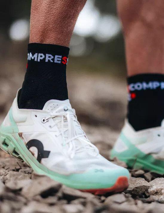 Chaussettes Compressport Ultra Trail Socks V2.0 Low Noir/Rouge 3/4