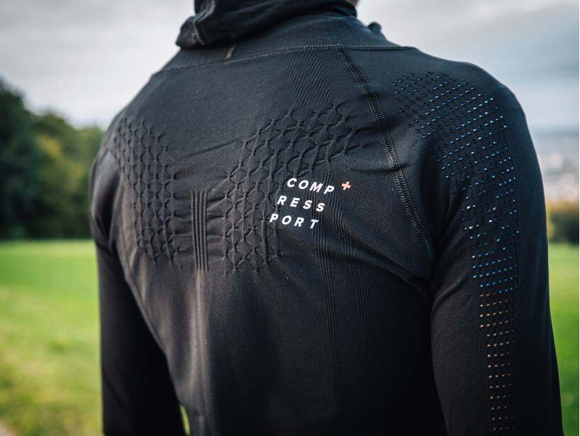 Felpa con cappuccio da corsa ultraleggera Compressport 3D Thermo nera 4/7