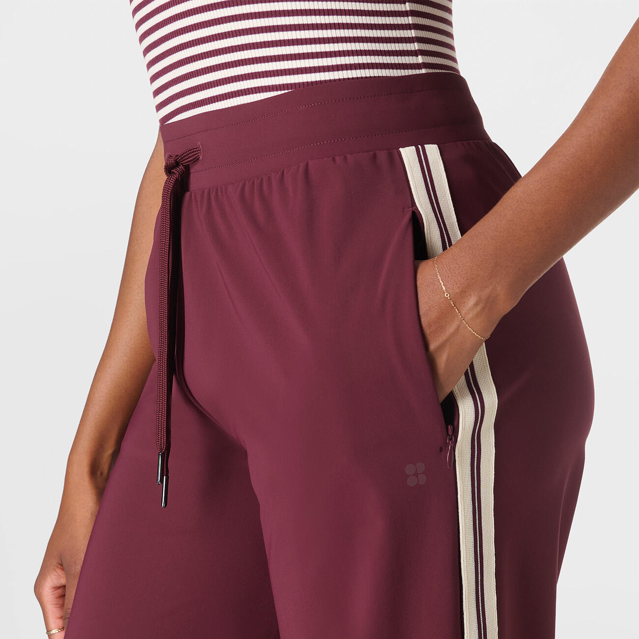 SWEATY BETTY Explorer Wide Leg 30" Broek Broek BORDEAUXROOD S 5/7