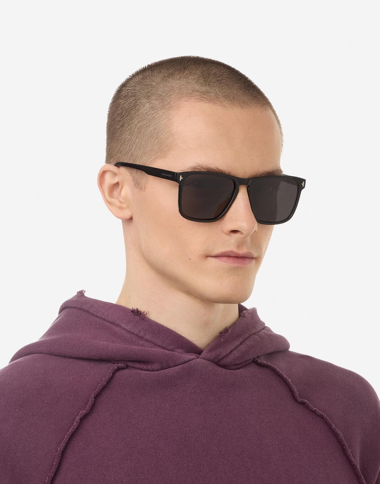 HAWKERS - Gafas de Sol para Hombre y Mujer POLARIZED BLACK DARK - DUST 6/8