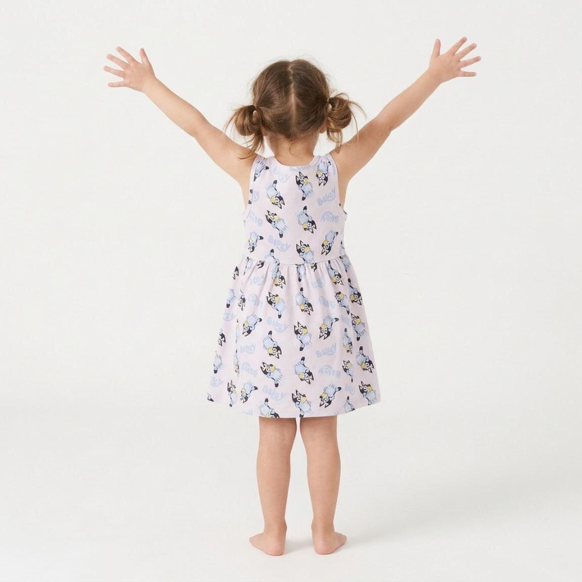 Vestido infantil sem mangas Bluey em malha de algodão com estampa rosa claro. 5/6