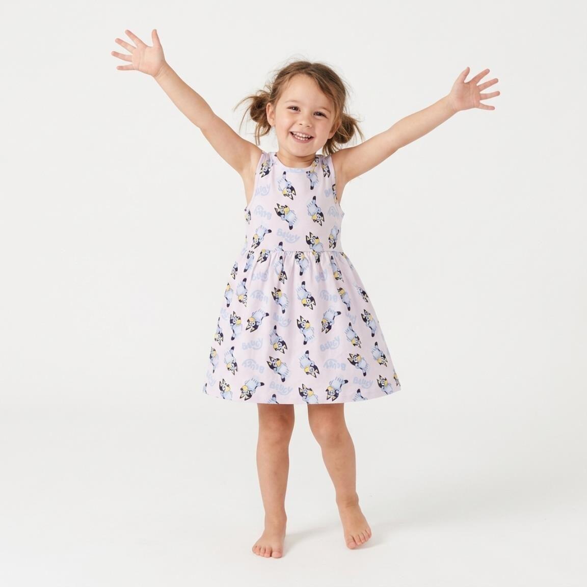 Vestido infantil sem mangas Bluey em malha de algodão com estampa rosa claro. 4/6