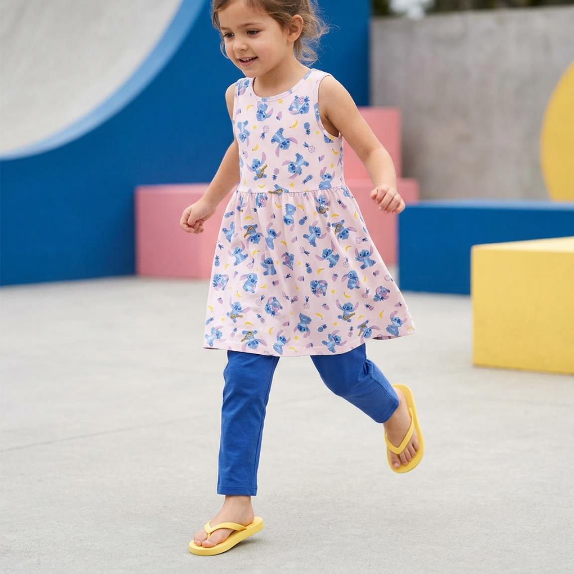 Vestido infantil Stitch, sem mangas, em malha de algodão com estampa rosa claro. 6/6