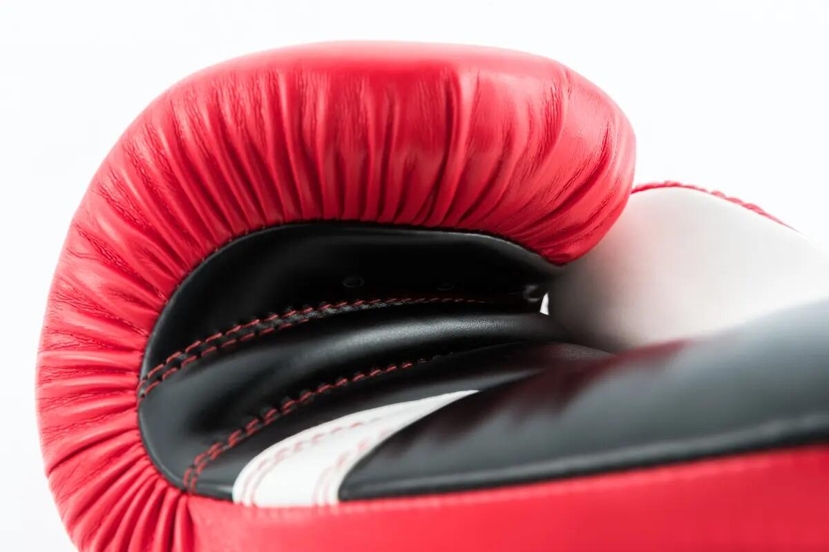 UFC PRO Boxhandschuhe 16 OZ PU belüftet rot/weiß 8/15