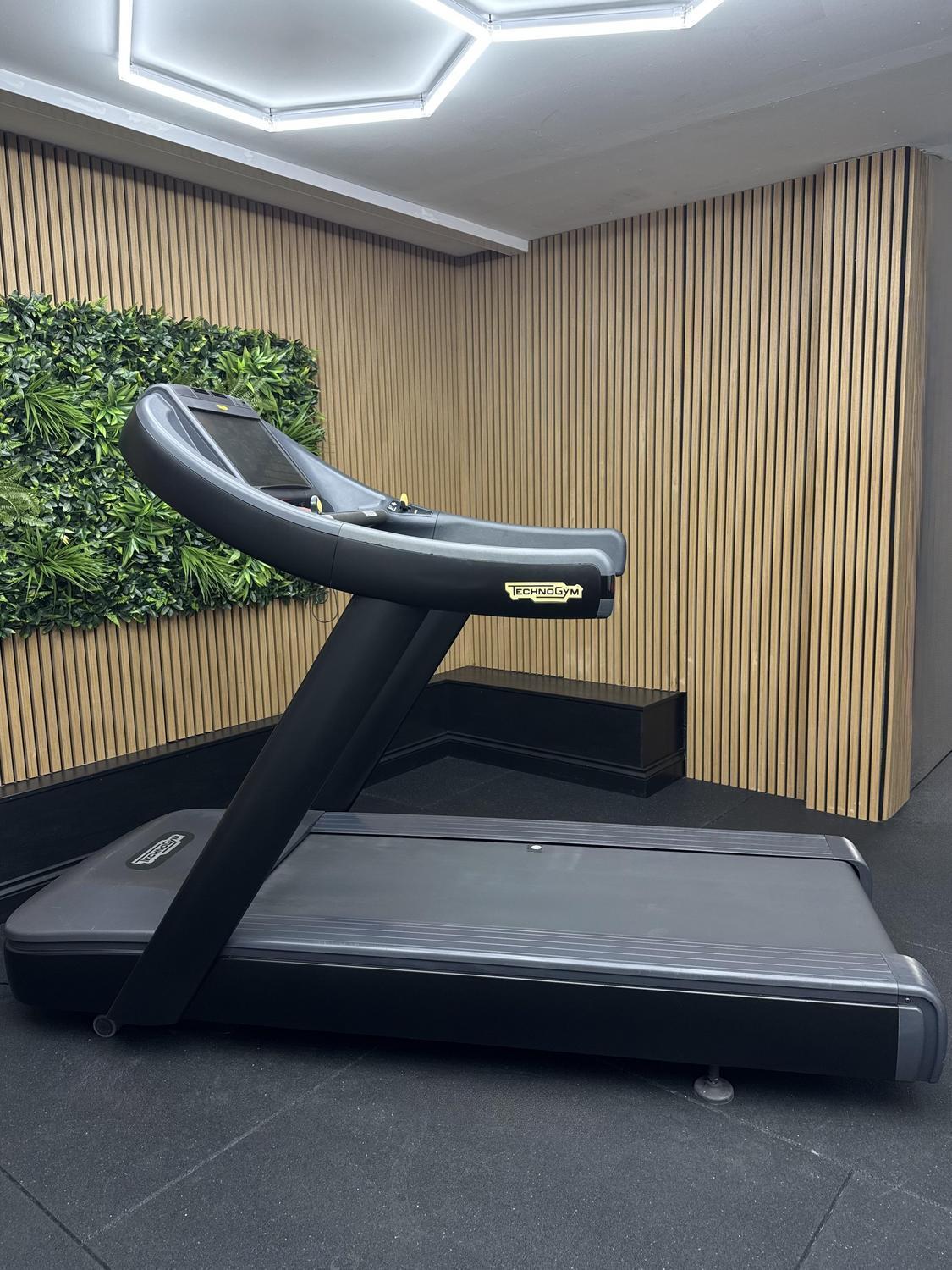 Technogym Run Excite 1000 CE Unity 3 Cosmo reconditionné – Grade D 2/7