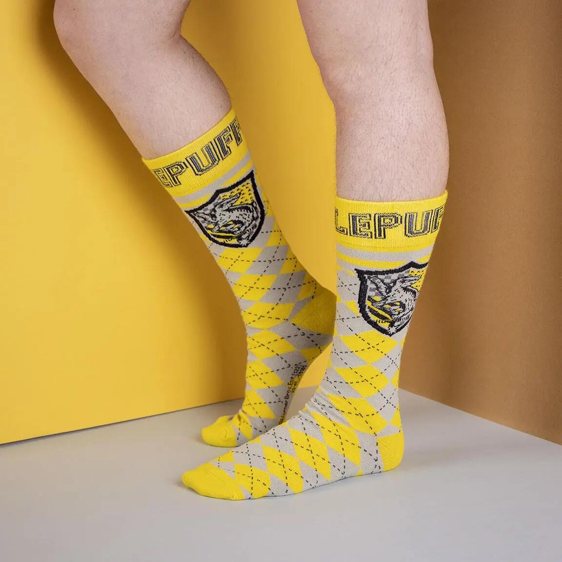 Calzini da adulto in morbido cotone giallo con scritta Harry Potter Tassorosso. 2/2