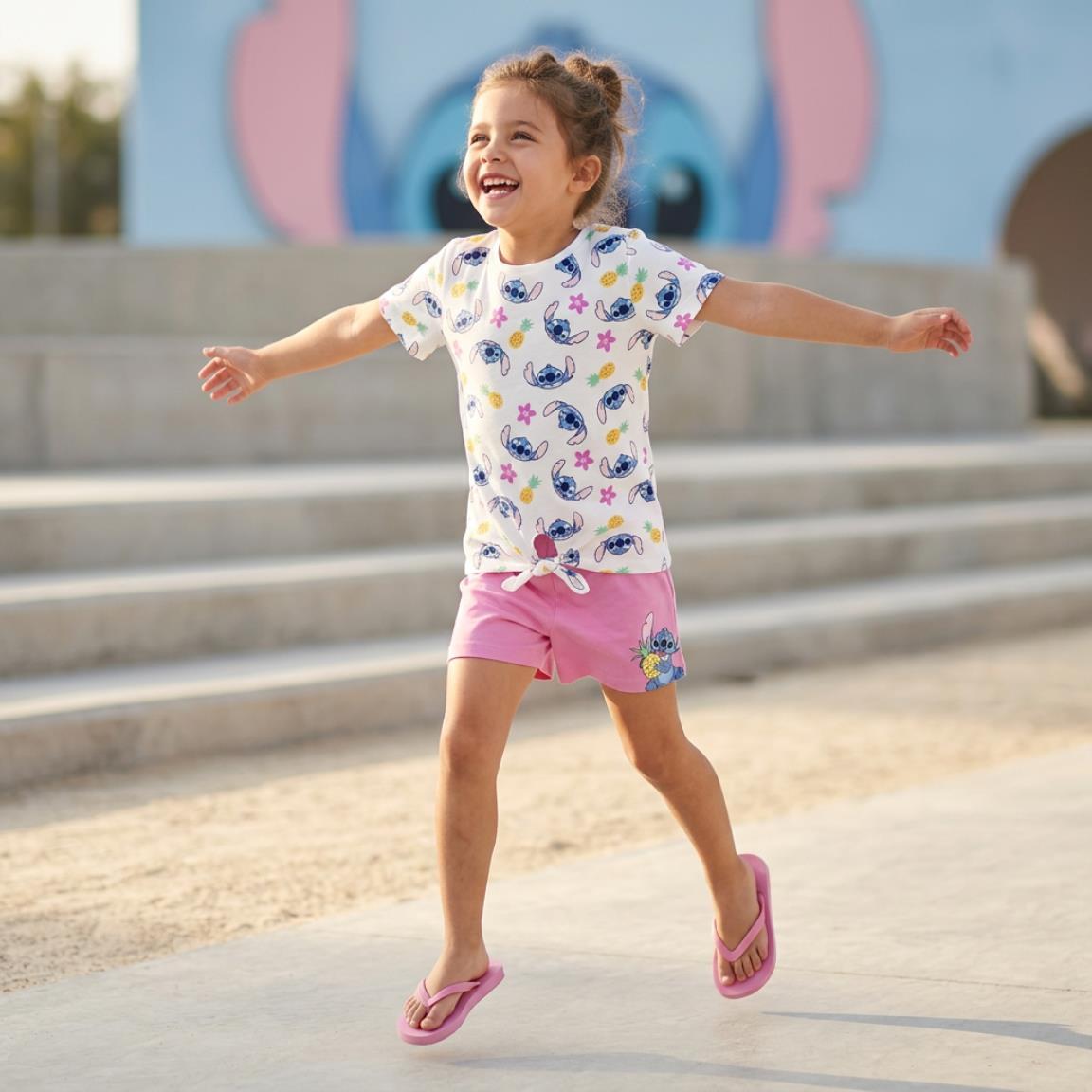 Conjunto infantil Stitch de duas peças em algodão com shorts rosa. 5/5