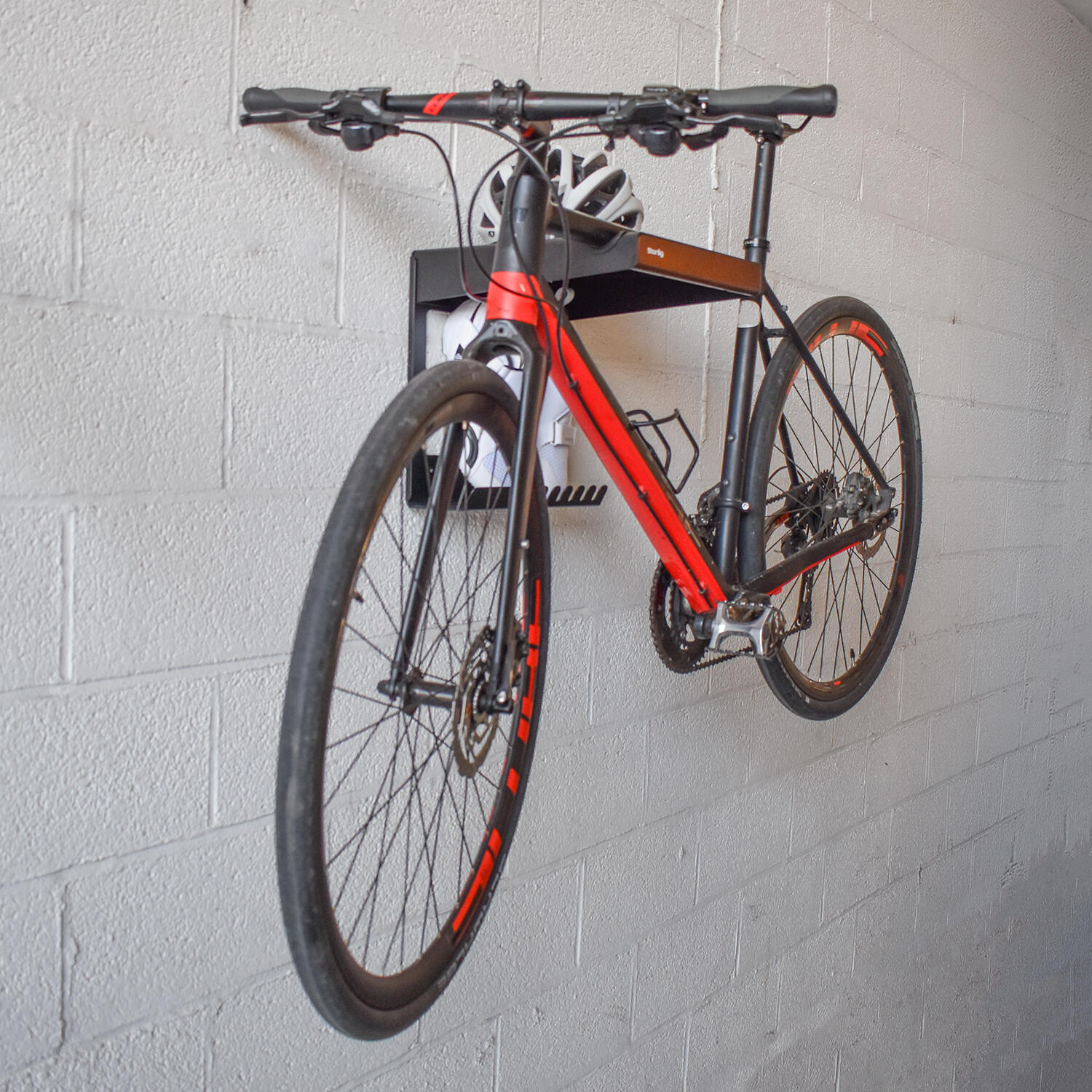 Support Mural pour Vélo avec Étagère et Crochets de Rangement 6/7