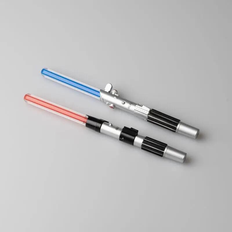 Conjunto de 2 canetas infantis Star Wars em formato de sabre de luz com luzes 2/3