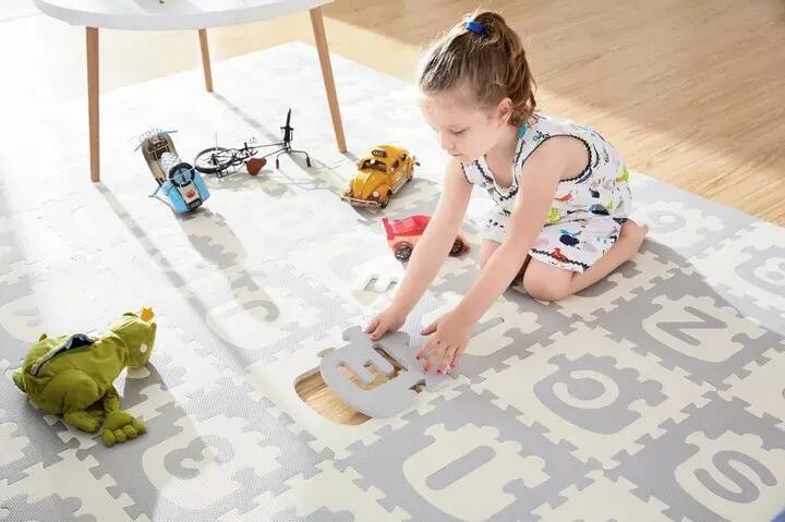 Tapis en mousse 36 pcs. 30x30cm Lettres - blanc et gris 5/7