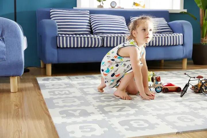 Tapis en mousse 36 pcs. 30x30cm Lettres - blanc et gris 4/7