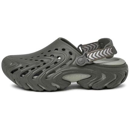 Sandalias Crocs modelo ECHO II CHROME CLOG U para hombre