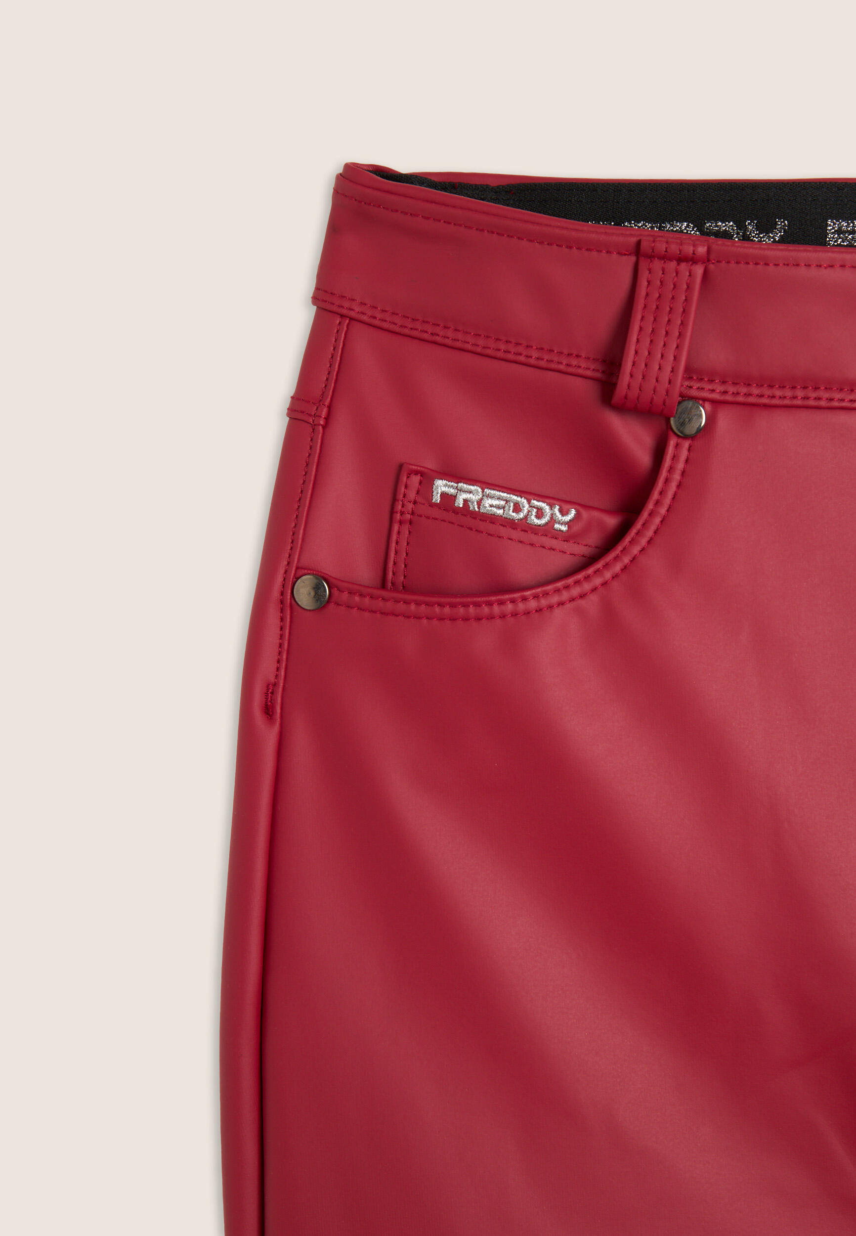 Pantaloni skinny in similpelle con logo ricamato 3/3