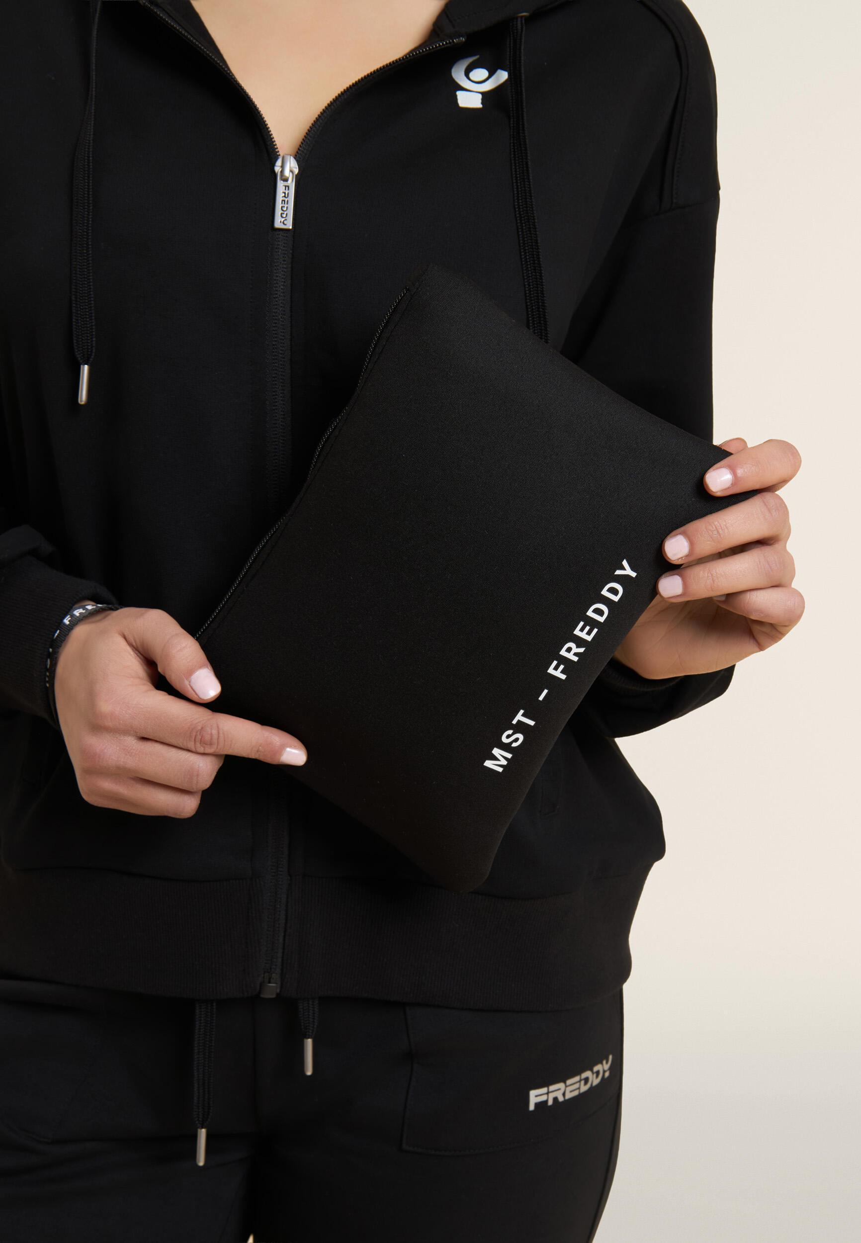 Bustina in neoprene con zip e logo FREDDY MST 2/4