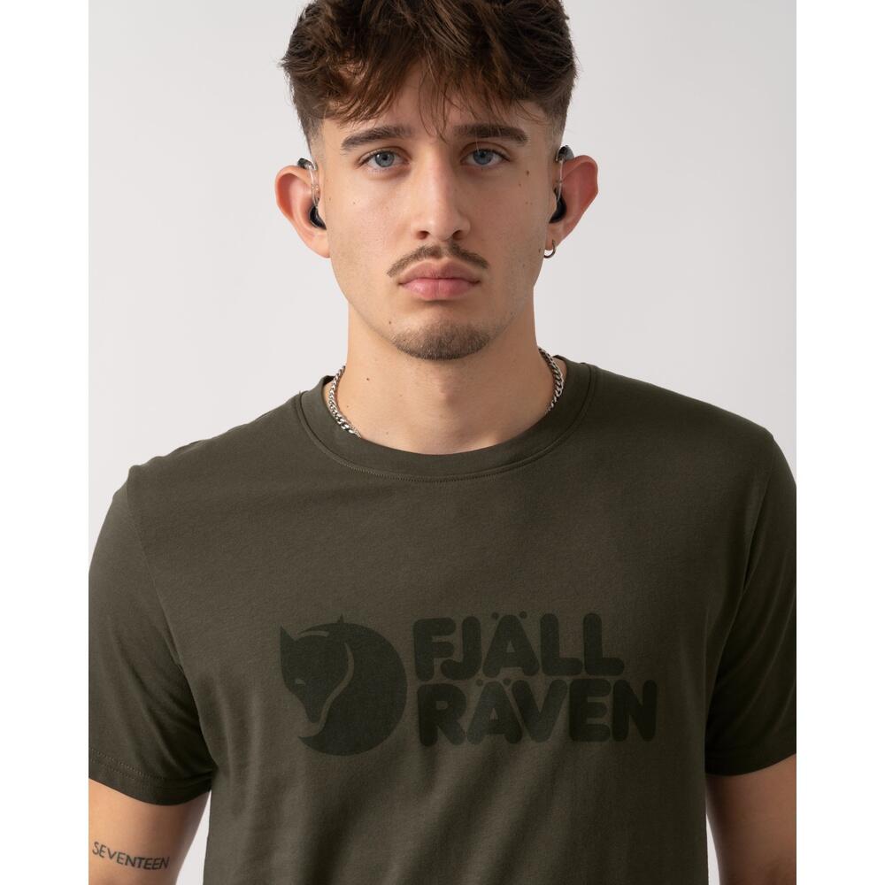 Camiseta Verde Fjallraven Logo Dark Olive Práctica y Duradera 3/5