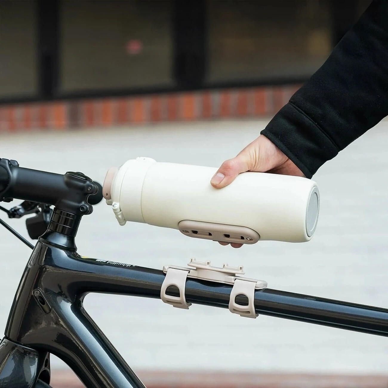 Borraccia termica con striscia magnetica per bicicletta e scooter 6/7
