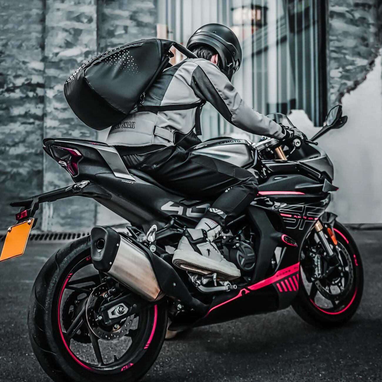Plecak podróżny na rower motor z uchwytem na kask 7/7