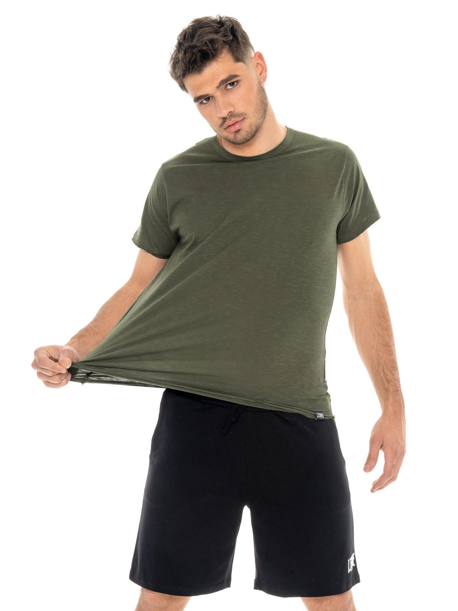 Camiseta masculina de manga curta em tecido texturizado com logo pequeno. 5/5