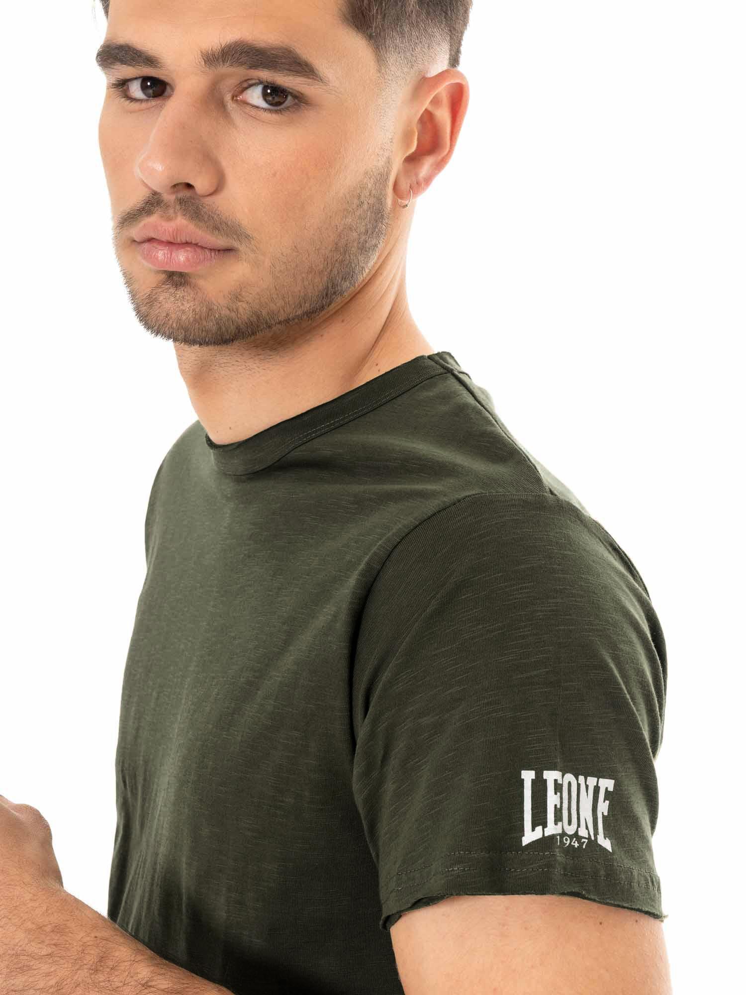 Camiseta masculina de manga curta em tecido texturizado com logo pequeno. 3/5