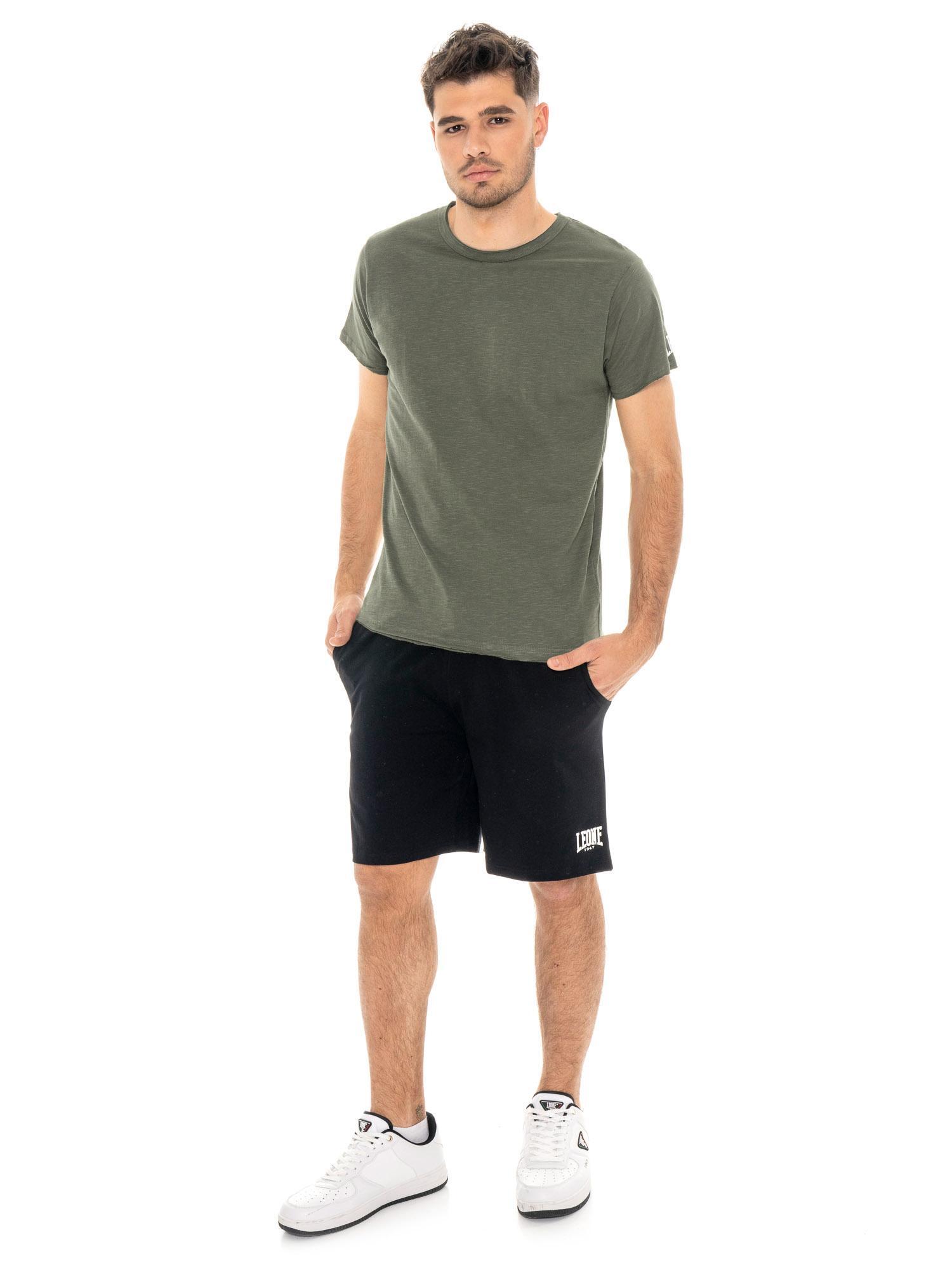 Camiseta masculina de manga curta em tecido texturizado com logo pequeno. 2/5