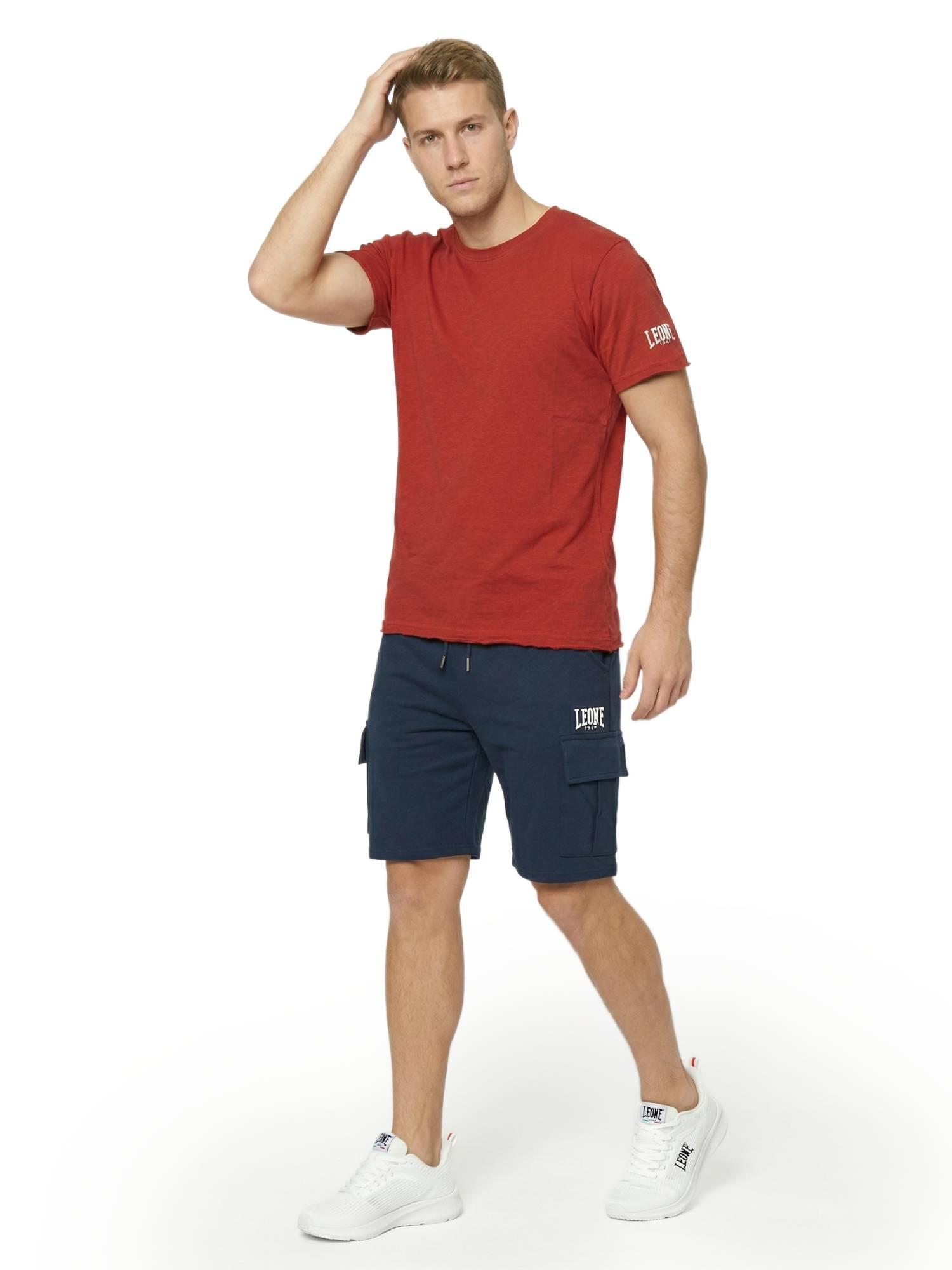 Camiseta masculina de manga curta em tecido texturizado com logo pequeno. 5/5