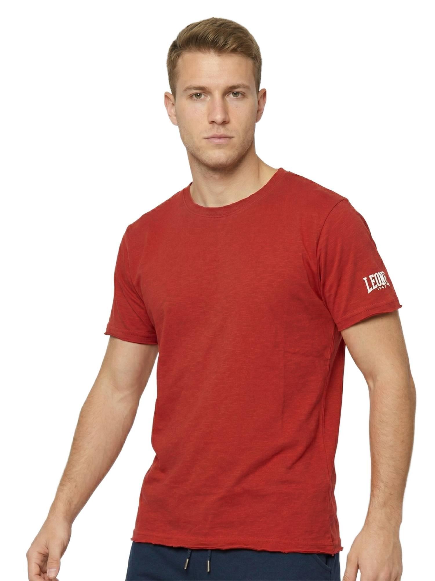 Camiseta masculina de manga curta em tecido texturizado com logo pequeno. 2/5