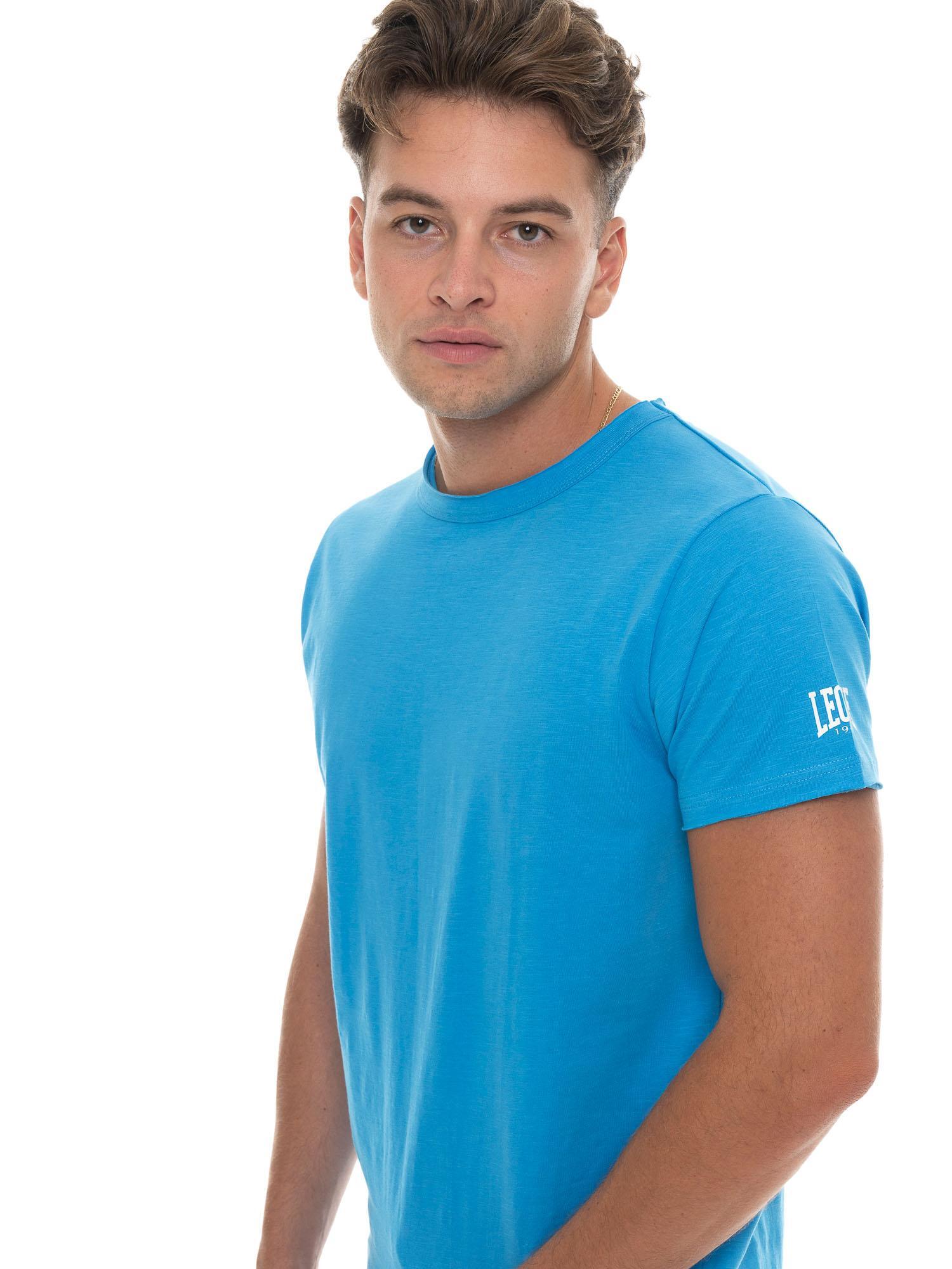 Camiseta masculina de manga curta em tecido texturizado com logo pequeno. 5/5