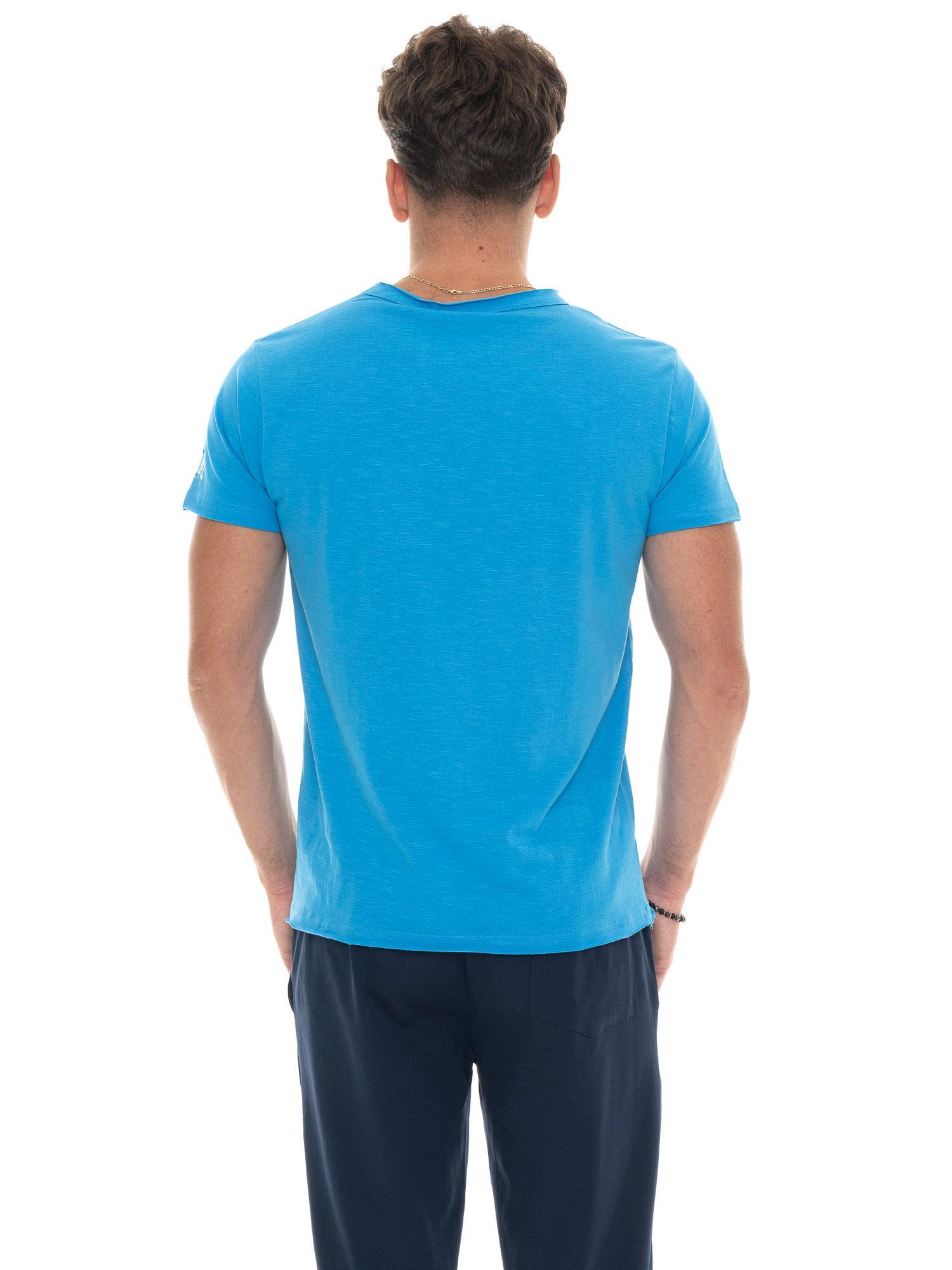 Camiseta masculina de manga curta em tecido texturizado com logo pequeno. 4/5