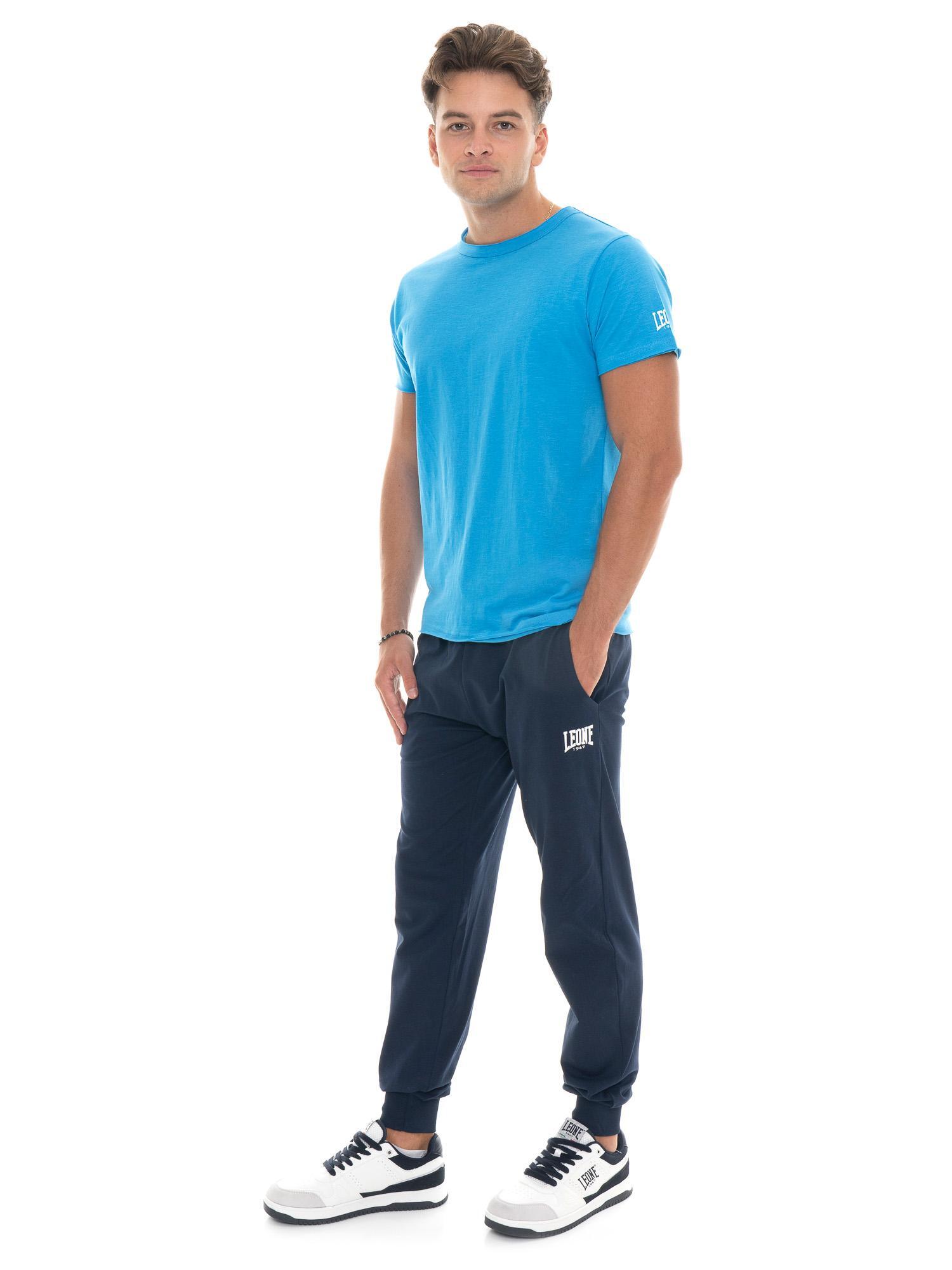 Camiseta masculina de manga curta em tecido texturizado com logo pequeno. 2/5