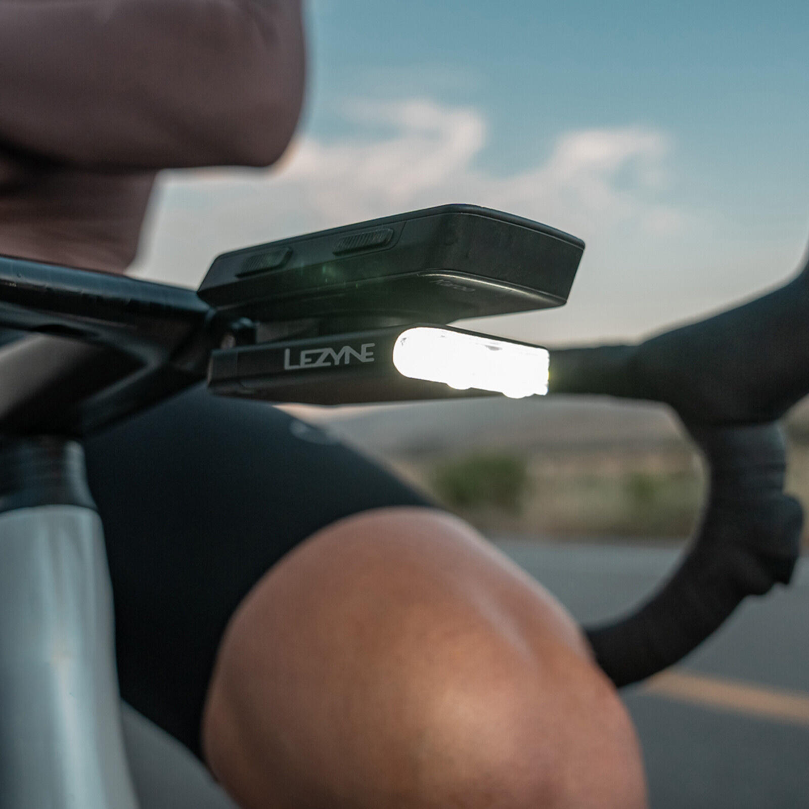 Éclairage vélo Lezyne LED Road Drive 500 Noir avec support pour compteur de vélo 3/6