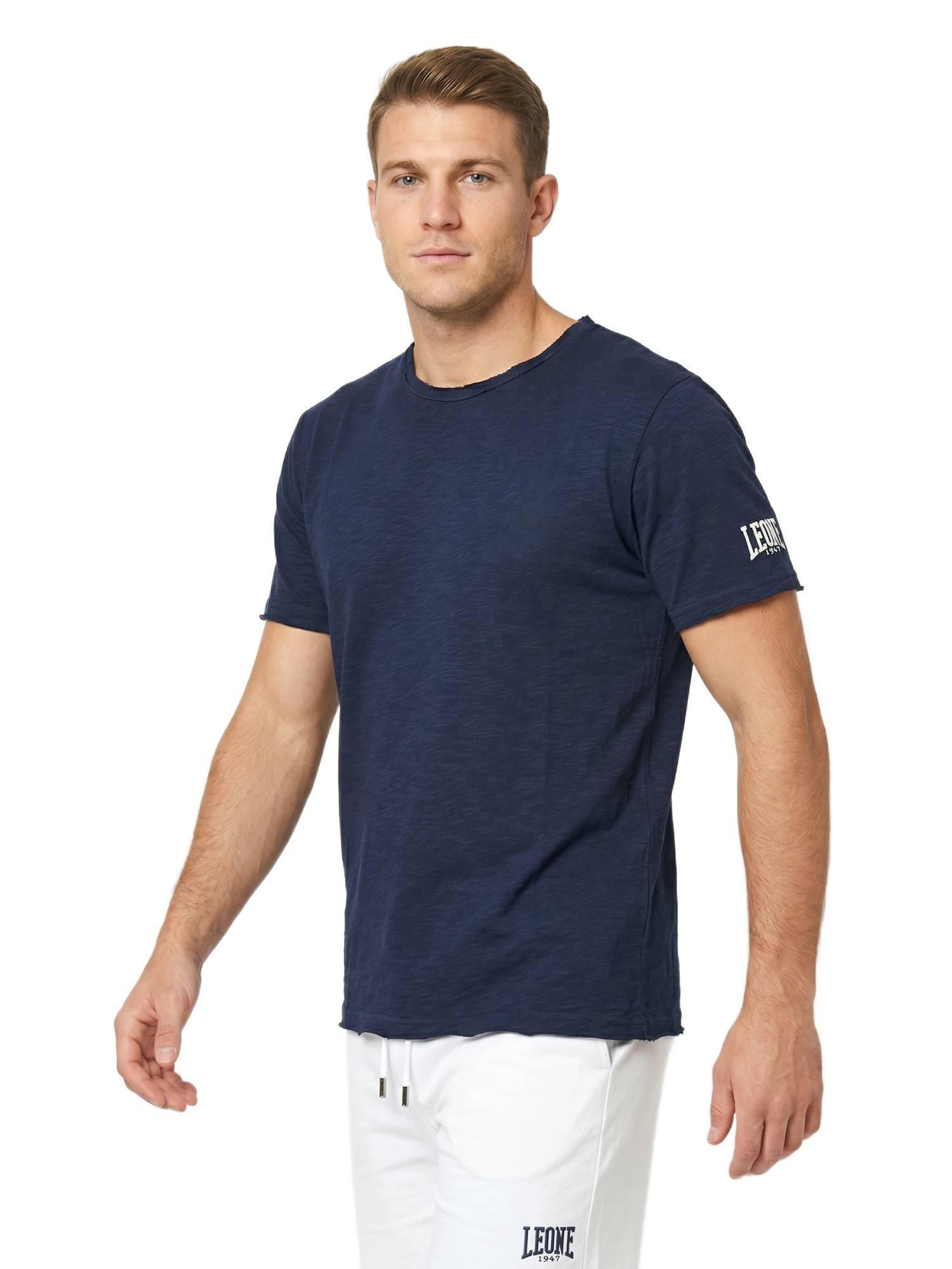 Camiseta masculina de manga curta em tecido texturizado com logo pequeno. 5/5